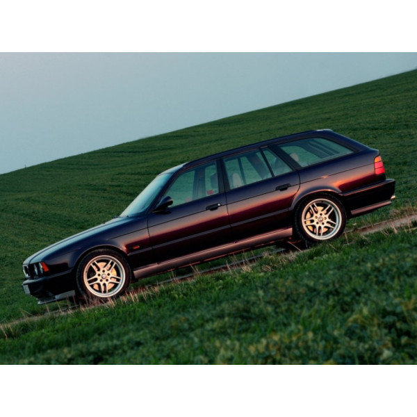 Внутрішня арка/підкрилок для BMW M5 E34